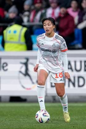 Momoko Tanikawa FCB, 18 , on the ball, cropped, full body, single image, single photo, action, action, 23 11 2025, Sinsheim Hoffenheim Germany , Soccer, Google Pixel Women Bundesliga, TSG 1899 Hoffenheim FC Bayern Munich, DFB DFL REGULATIONS PROHIBIT ANY USE OF PHOTOGRAPHS AS IMAGE SEQUENCES AND OR QUASI VIDEO xozx