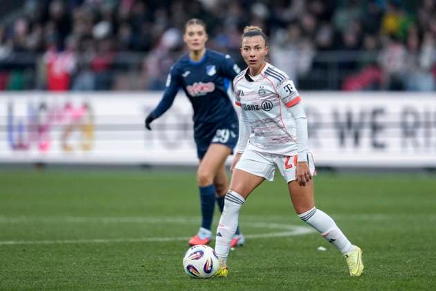 Arianna Caruso FCB, 27 , on the ball, cropped, full body, single image, single photo, action, action, 23 11 2025, Sinsheim Hoffenheim Germany , Soccer, Google Pixel Women Bundesliga, TSG 1899 Hoffenheim FC Bayern Munich, DFB DFL REGULATIONS PROHIBIT ANY USE OF PHOTOGRAPHS AS IMAGE SEQUENCES AND OR QUASI VIDEO xozx