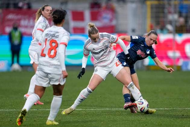 v li Franziska Kett FCB, 20 , Marie Steiner TSG, 19 , duel, duel, tackle, tackling, dynamics, action, action, 23 11 2025, Sinsheim Hoffenheim Germany , Football, Google Pixel Women Bundesliga, TSG 1899 Hoffenheim FC Bayern Munich, DFB DFL REGULATIONS PROHIBIT ANY USE OF PHOTOGRAPHS AS IMAGE SEQUENCES AND OR QUASI VIDEO xozx