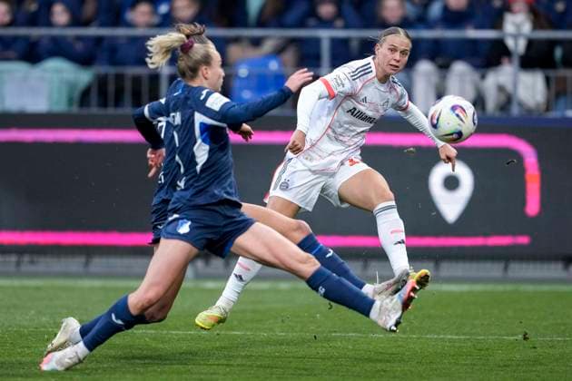 v li Franziska Harsch TSG, 17 , Vanessa Diehm TSG, 6 , Klara Bühl FCB, 17 , duel, duel scene, duel, tackle, tackling, dynamics, action, action, 23 11 2025, Sinsheim Hoffenheim Germany , Football, Google Pixel Women Bundesliga, TSG 1899 Hoffenheim FC Bayern Munich, DFB DFL REGULATIONS PROHIBIT ANY USE OF PHOTOGRAPHS AS IMAGE SEQUENCES AND OR QUASI VIDEO xozx