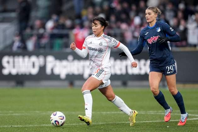 v li Momoko Tanikawa FCB, 18 , Selina Cerci TSG, 29 , duel, duel, tackle, tackling, dynamics, action, action, 23 11 2025, Sinsheim Hoffenheim Germany , Football, Google Pixel Women Bundesliga, TSG 1899 Hoffenheim FC Bayern Munich, DFB DFL REGULATIONS PROHIBIT ANY USE OF PHOTOGRAPHS AS IMAGE SEQUENCES AND OR QUASI VIDEO xozx