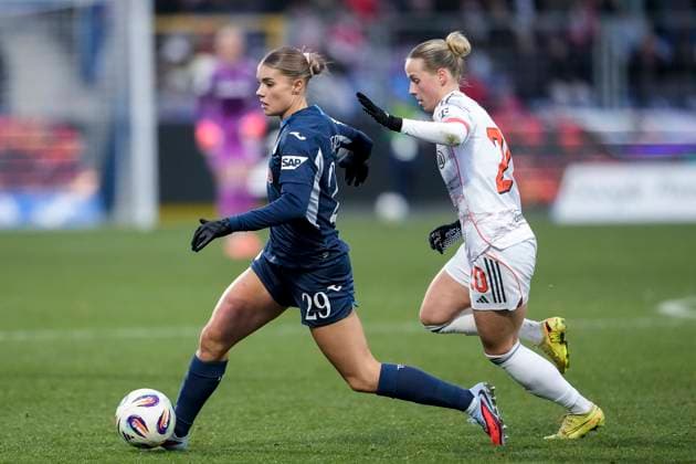 v li Selina Cerci TSG, 29 , Franziska Kett FCB, 20 , duel, duel, tackle, tackling, dynamics, action, action, 23 11 2025, Sinsheim Hoffenheim Germany , Football, Google Pixel Women Bundesliga, TSG 1899 Hoffenheim FC Bayern Munich, DFB DFL REGULATIONS PROHIBIT ANY USE OF PHOTOGRAPHS AS IMAGE SEQUENCES AND OR QUASI VIDEO xozx