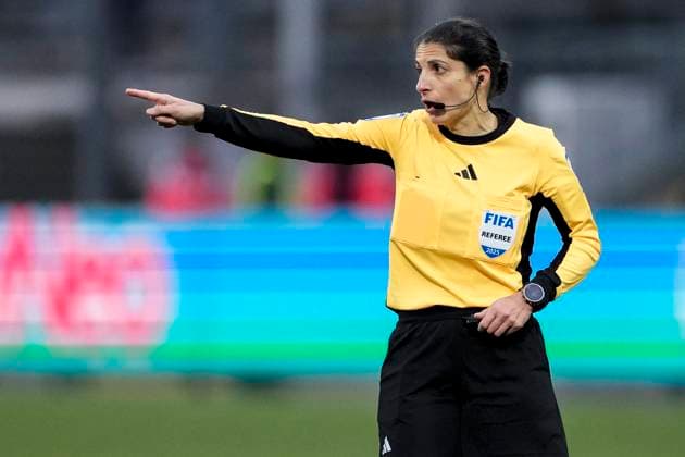 Dr. Riem Hussein (Schiedsrichterin), gibt Anweisungen, gestikuliert, mit den Armen gestikulieren, Einzelbild, Einzelfoto, Aktion, Action, 23.11.2025, Sinsheim (Hoffenheim) (Deutschland), Fussball, Google Pixel Frauen-Bundesliga, TSG 1899 Hoffenheim - FC Bayern München, DFB DFL REGULATIONS PROHIBIT ANY USE OF PHOTOGRAPHS AS IMAGE SEQUENCES AND OR QUASI-VIDEO. *** Dr Riem Hussein referee, gives instructions, gestures, gesticulates with arms, single image, single photo, action, action, 23 11 2025, Sinsheim Hoffenheim Germany , Football, Google Pixel Women Bundesliga, TSG 1899 Hoffenheim FC Bayern Munich, DFB DFL REGULATIONS PROHIBIT ANY USE OF PHOTOGRAPHS AS IMAGE SEQUENCES AND OR QUASI VIDEO xozx