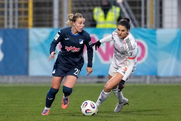 v li Laura Gloning TSG, 20 , Jovana Damnjanovic FCB, 9 , duel, duel, tackle, tackling, dynamics, action, action, 23 11 2025, Sinsheim Hoffenheim Germany , Football, Google Pixel Women Bundesliga, TSG 1899 Hoffenheim FC Bayern Munich, DFB DFL REGULATIONS PROHIBIT ANY USE OF PHOTOGRAPHS AS IMAGE SEQUENCES AND OR QUASI VIDEO xozx