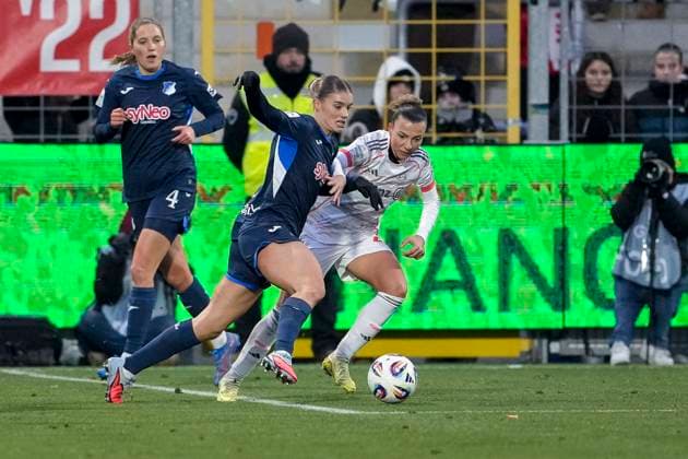 v li Selina Cerci TSG, 29 , Arianna Caruso FCB, 27 , duel, duel, tackle, tackling, dynamics, action, action, 23 11 2025, Sinsheim Hoffenheim Germany , Football, Google Pixel Women Bundesliga, TSG 1899 Hoffenheim FC Bayern Munich, DFB DFL REGULATIONS PROHIBIT ANY USE OF PHOTOGRAPHS AS IMAGE SEQUENCES AND OR QUASI VIDEO xozx