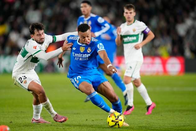Elche CF v Real Madrid CF - LaLiga EA Sports Kylian Mbappe centre-forward of Real Madrid and France and Victor Chust centre-back of Elche and Spaincompete for the ball during the La Liga EA Sports match between Elche CF and Real Madrid CF at Estadio Manuel Martinez Valero on November 23, 2025 in Elche, Spain. Elche Alicante Spain  Copyright: xJosexBretonx originalFilename:bretonhernandez-elchecfv251123_np9y5.jpg