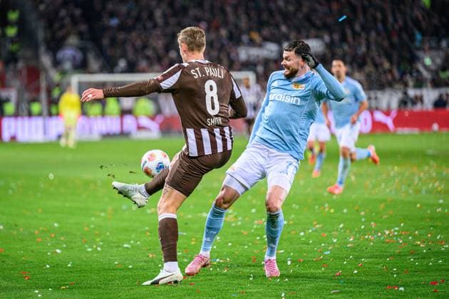 Soccer I Men I Season 2025 2026 I Bundesliga I 11 Matchday I FC St Pauli 1 FC Union Berlin I 23 11 2025 Eric Smith 8, FC St Pauli , Oliver Burke 7, 1 FC Union Berlin Hamburg Millerntor Stadion Hamburg Germany Copyright: xLobecax xHenningxRohlfsx