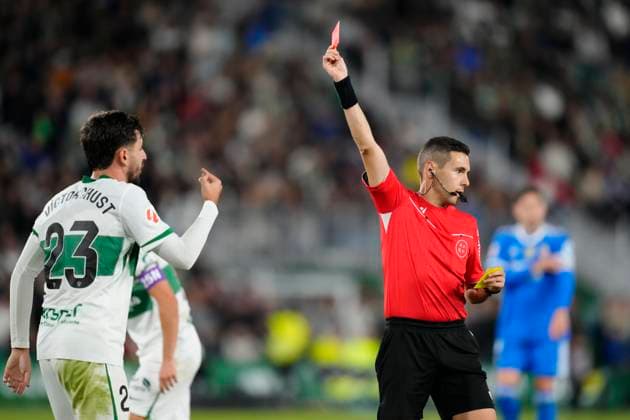 Elche CF v Real Madrid CF - LaLiga EA Sports Victor Chust centre-back of Elche and Spainis shown a red card during the La Liga EA Sports match between Elche CF and Real Madrid CF at Estadio Manuel Martinez Valero on November 23, 2025 in Elche, Spain. Elche Alicante Spain  Copyright: xJosexBretonx originalFilename:bretonhernandez-elchecfv251123_npDtr.jpg