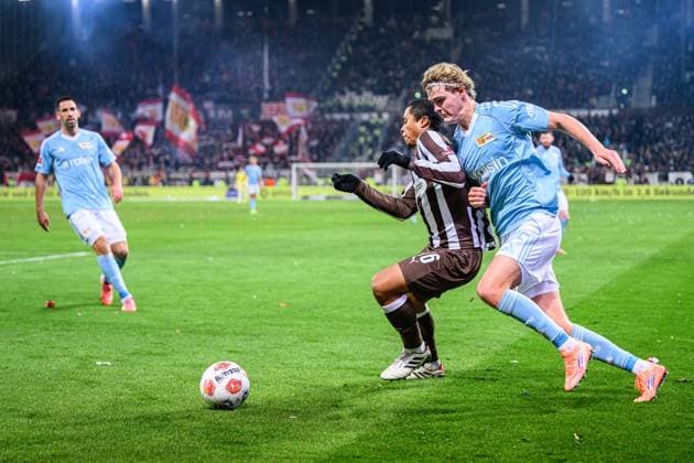 Soccer I Men I Season 2025 2026 I Bundesliga I 11 Matchday I FC St Pauli 1 FC Union Berlin I 23 11 2025 Joel Chima Fujita 16, FC St Pauli , Tom Rothe 15, 1 FC Union Berlin Hamburg Millerntor Stadion Hamburg Germany Copyright: xLobecax xHenningxRohlfsx