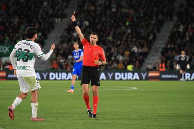 Spain - LaLiga EA - Elche CF vs Real Madrid CF - 23 11 2025 SPAIN, ELCHE, NOVEMBER 23. Referee Francisco Jose Hernandez Maeso shows a red card to Victor Chust of Elche during the LaLiga EA Sports football match between Elche CF and Real Madrid CF on November 23, 2025 at Estadio Manuel Martinez Valero in Elche, Spain. Photo by Manuel Blondeau AOP.Press Elche Estadio Manuel Martinez Valero Valencian Community Spain Copyright: x ManuelxBlondeau AOP.Pressx AOP20251123-005