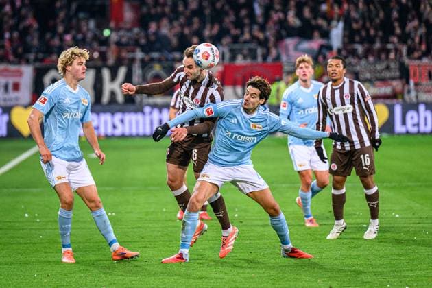 Fußball I Herren I Saison 2025-2026 I Bundesliga I 11. Spieltag I FC St. Pauli - 1. FC Union Berlin I 23.11.2025 Tom Rothe (15, 1. FC Union Berlin), James Sands (6, FC St. Pauli), Diogo Leite (4, 1. FC Union Berlin) Hamburg Millerntor-Stadion Hamburg Deutschland *** Soccer I Men I Season 2025 2026 I Bundesliga I 11 Matchday I FC St Pauli 1 FC Union Berlin I 23 11 2025 Tom Rothe 15, 1 FC Union Berlin , James Sands 6, FC St Pauli , Diogo Leite 4, 1 FC Union Berlin Hamburg Millerntor Stadion Hamburg Germany Copyright: xLobecax xHenningxRohlfsx