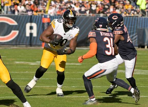 Pittsburgh Steelers tight end Darnell Washington (80) runs the ball against the Chicago Bears at Soldier Field in Chicago on Sunday, November 23, 2025. Bears defeated the Steelers 31-28.  CHI20251123131 MARKxBLACK