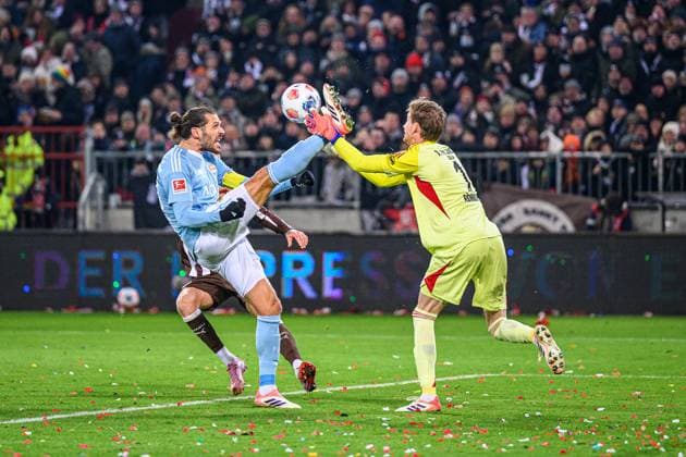 Soccer I Men I Season 2025 2026 I Bundesliga I 11 Matchday I FC St Pauli 1 FC Union Berlin I 23 11 2025 Mathias Pereira Position 28, FC St Pauli , Frederik Ronnow 1, 1 FC Union Berlin Hamburg Millerntor Stadion Hamburg Germany Copyright: xLobecax xHenningxRohlfsx