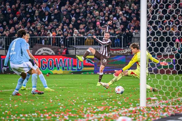 Soccer I Men I Season 2025 2026 I Bundesliga I 11 Matchday I FC St Pauli 1 FC Union Berlin I 23 11 2025 Mathias Pereira Position 28, FC St Pauli , Frederik Ronnow 1, 1 FC Union Berlin Hamburg Millerntor Stadion Hamburg Germany Copyright: xLobecax xHenningxRohlfsx