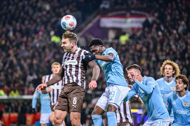 Soccer I Men I Season 2025 2026 I Bundesliga I 11 Matchday I FC St Pauli 1 FC Union Berlin I 23 11 2025 James Sands 6, FC St Pauli , Derrick Köhn 39, 1 FC Union Berlin Hamburg Millerntor Stadion Hamburg Germany Copyright: xLobecax xHenningxRohlfsx