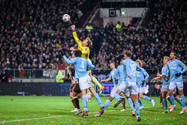 Soccer I Men I Season 2025 2026 I Bundesliga I 11 Matchday I FC St Pauli 1 FC Union Berlin I 23 11 2025 Frederik Ronnow 1, 1 FC Union Berlin , Hamburg Millerntor Stadion Hamburg Germany Copyright: xLobecax xHenningxRohlfsx