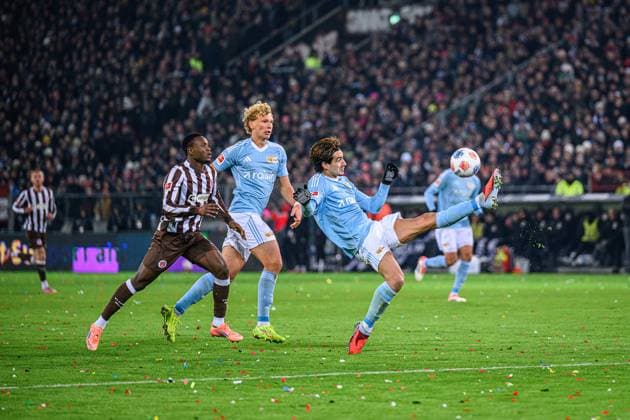 Soccer I Men I Season 2025 2026 I Bundesliga I 11 Matchday I FC St Pauli 1 FC Union Berlin I 23 11 2025 Abdoulie Ceesay 9, FC St Pauli , Leopold Querfeld 14, 1 FC Union Berlin , Diogo Leite 4, 1 FC Union Berlin Hamburg Millerntor Stadion Hamburg Germany Copyright: xLobecax xHenningxRohlfsx
