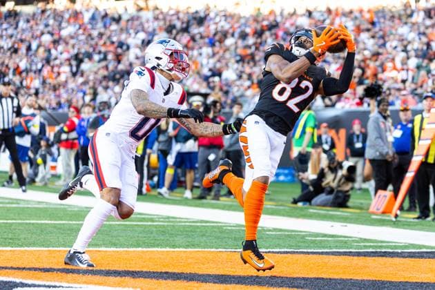 November 23, 2025: Cincinnati Bengals wide receiver Mitchell Tinsley (82) catches touchdown pass as New England Patriots defensive back Christian Gonzalez (0) defends during NFL, American Football Herren, USA game action at Paycor Stadium in Cincinnati, Ohio. CSM Cincinnati United States of America - ZUMAc04_ 20251123_zma_c04_220 Copyright: xJohnxMersitsx