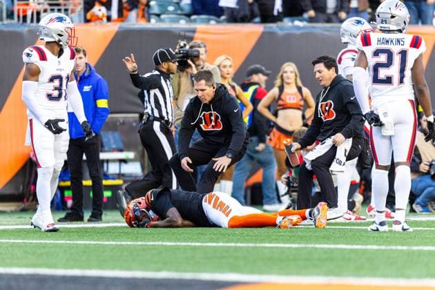 November 23, 2025: Cincinnati Bengals wide receiver Tee Higgins (5) is injured on a play during NFL, American Football Herren, USA game action against the New England Patriots at Paycor Stadium in Cincinnati, Ohio. CSM Cincinnati United States of America - ZUMAc04_ 20251123_zma_c04_212 Copyright: xJohnxMersitsx