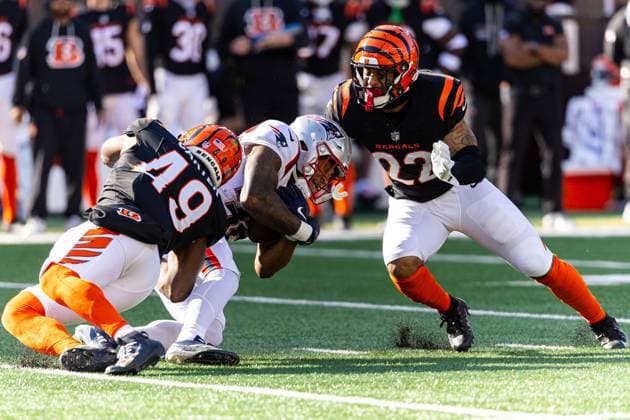 November 23, 2025: Cincinnati Bengals linebacker Barrett Carter (49) makes the tackle on New England Patriots running back TreVeyon Henderson (32) during NFL, American Football Herren, USA game action at Paycor Stadium in Cincinnati, Ohio. CSM Cincinnati United States of America - ZUMAc04_ 20251123_zma_c04_213 Copyright: xJohnxMersitsx