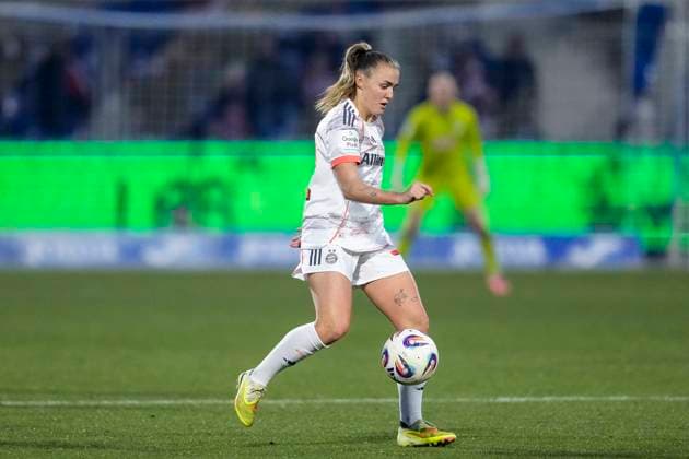 Georgia Stanway FCB, 31 , on the ball, cropped, full body, single image, single photo, action, action, 23 11 2025, Sinsheim Hoffenheim Germany , Football, Google Pixel Women Bundesliga, TSG 1899 Hoffenheim FC Bayern Munich, DFB DFL REGULATIONS PROHIBIT ANY USE OF PHOTOGRAPHS AS IMAGE SEQUENCES AND OR QUASI VIDEO xozx