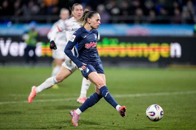 Jill Janssens TSG, 9 , on the ball, cropped, full body, single image, single photo, action, action, 23 11 2025, Sinsheim Hoffenheim Germany , Soccer, Google Pixel Women Bundesliga, TSG 1899 Hoffenheim FC Bayern Munich, DFB DFL REGULATIONS PROHIBIT ANY USE OF PHOTOGRAPHS AS IMAGE SEQUENCES AND OR QUASI VIDEO xozx