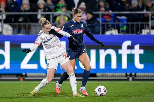 v li Franziska Kett FCB, 20 , Selina Cerci TSG, 29 , duel, duel, tackle, tackling, dynamics, action, action, 23 11 2025, Sinsheim Hoffenheim Germany , Football, Google Pixel Women Bundesliga, TSG 1899 Hoffenheim FC Bayern Munich, DFB DFL REGULATIONS PROHIBIT ANY USE OF PHOTOGRAPHS AS IMAGE SEQUENCES AND OR QUASI VIDEO xozx