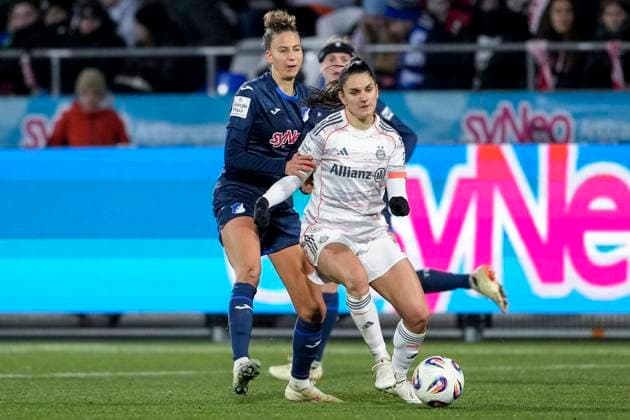 v li Franziska Harsch TSG, 17 , Jovana Damnjanovic FCB, 9 , duel, duel, tackle, tackling, dynamics, action, action, 23 11 2025, Sinsheim Hoffenheim Germany , Football, Google Pixel Women Bundesliga, TSG 1899 Hoffenheim FC Bayern Munich, DFB DFL REGULATIONS PROHIBIT ANY USE OF PHOTOGRAPHS AS IMAGE SEQUENCES AND OR QUASI VIDEO xozx