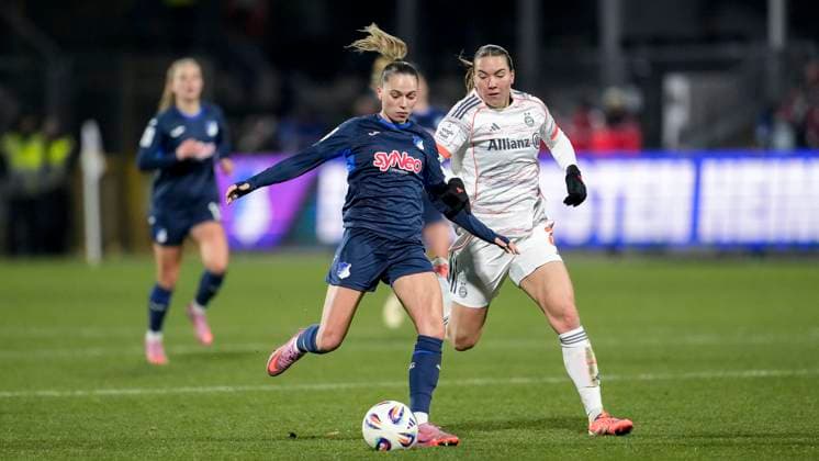 v li Jill Janssens TSG, 9 , Vanessa Gilles FCB, 2 , duel, duel, tackle, tackling, dynamics, action, action, 23 11 2025, Sinsheim Hoffenheim Germany , Football, Google Pixel Women Bundesliga, TSG 1899 Hoffenheim FC Bayern Munich, DFB DFL REGULATIONS PROHIBIT ANY USE OF PHOTOGRAPHS AS IMAGE SEQUENCES AND OR QUASI VIDEO xozx