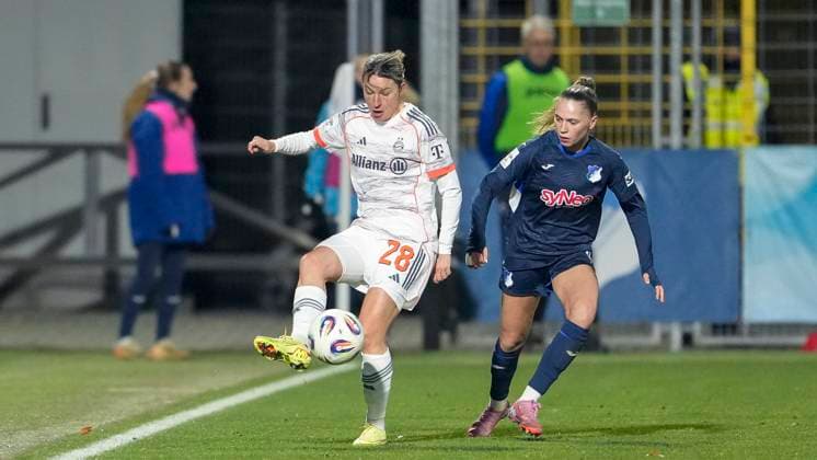 v li Barbara Dunst FCB, 28 , Jill Janssens TSG, 9 , duel, duel, tackle, tackling, dynamics, action, action, 23 11 2025, Sinsheim Hoffenheim Germany , football, Google Pixel Women Bundesliga, TSG 1899 Hoffenheim FC Bayern Munich, DFB DFL REGULATIONS PROHIBIT ANY USE OF PHOTOGRAPHS AS IMAGE SEQUENCES AND OR QUASI VIDEO xozx