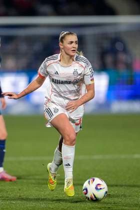 Georgia Stanway FCB, 31 , on the ball, cropped, full body, single image, single photo, action, action, 23 11 2025, Sinsheim Hoffenheim Germany , Football, Google Pixel Women Bundesliga, TSG 1899 Hoffenheim FC Bayern Munich, DFB DFL REGULATIONS PROHIBIT ANY USE OF PHOTOGRAPHS AS IMAGE SEQUENCES AND OR QUASI VIDEO xozx