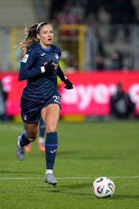 Melissa Kössler TSG, 25 , on the ball, cropped, full body, single image, single photo, action, action, 23 11 2025, Sinsheim Hoffenheim Germany , Soccer, Google Pixel Women Bundesliga, TSG 1899 Hoffenheim FC Bayern Munich, DFB DFL REGULATIONS PROHIBIT ANY USE OF PHOTOGRAPHS AS IMAGE SEQUENCES AND OR QUASI VIDEO xozx
