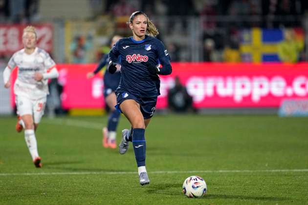 Melissa Kössler TSG, 25 , on the ball, cropped, full body, single image, single photo, action, action, 23 11 2025, Sinsheim Hoffenheim Germany , Soccer, Google Pixel Women Bundesliga, TSG 1899 Hoffenheim FC Bayern Munich, DFB DFL REGULATIONS PROHIBIT ANY USE OF PHOTOGRAPHS AS IMAGE SEQUENCES AND OR QUASI VIDEO xozx