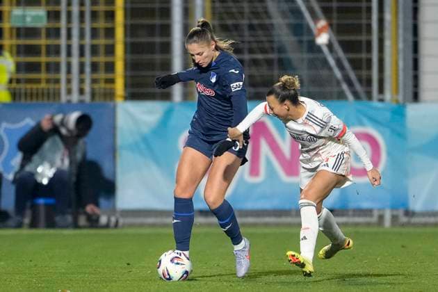 v li Melissa Kössler TSG, 25 , Arianna Caruso FCB, 27 , duel, duel, tackle, tackling, dynamics, action, action, 23 11 2025, Sinsheim Hoffenheim Germany , Football, Google Pixel Women Bundesliga, TSG 1899 Hoffenheim FC Bayern Munich, DFB DFL REGULATIONS PROHIBIT ANY USE OF PHOTOGRAPHS AS IMAGE SEQUENCES AND OR QUASI VIDEO xozx