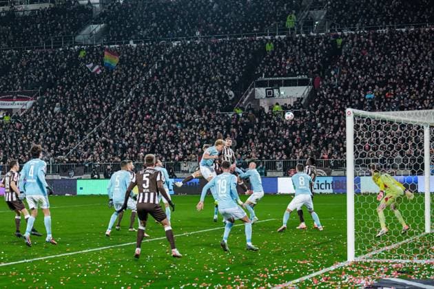 Germany Soccer Bundesliga 2025 26, 12 Matchday FC St Pauli vs Union Berlin Millerntor Stadion Hamburg Frederik Rönnow Union Berlin, 1 , Hauke Wahl FC St Pauli, 5 , Rani Khedira Union Berlin, 8 , Diogo Leite Union Berlin, 4 , Janik Haberer Union Berlin, 19 , Rani Khedira Union Berlin, 8 , Christopher Trimmel Union Berlin, 28 , Danilho Doekhi Union Berlin, 5 , James Sands FC St Pauli, 6 , Abdoulie Ceesay FC St Pauli, 9 , Alex Kral Union Berlin, 33 Copyright: xStefanxTrochax