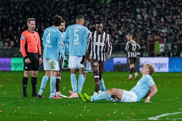 Germany Soccer Bundesliga 2025 26, Matchday 12 FC St Pauli vs Union Berlin Millerntor Stadion Hamburg Diogo Leite Union Berlin, 4 , Danilho Doekhi Union Berlin, 5 , Rani Khedira Union Berlin, 8 , Leopold Danel Sinani FC St Pauli, 10 , Abdoulie Ceesay FC St Pauli, 9 , Referee Tobias Stieler Copyright: xStefanxTrochax