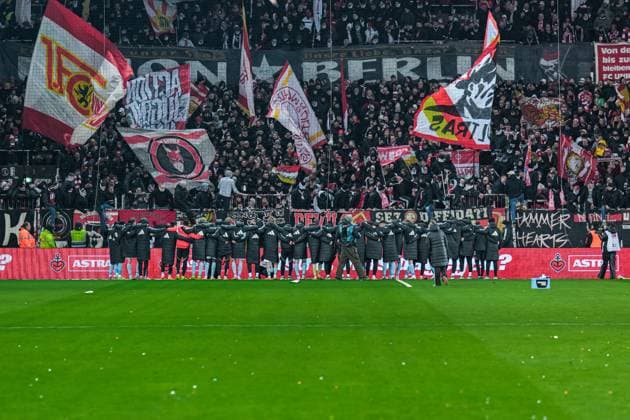 Germany Soccer Bundesliga 2025 26, 12 Matchday FC St Pauli vs Union Berlin Millerntor Stadion Hamburg Team Union Berlin celebrates with fans, guest fans Copyright: xStefanxTrochax