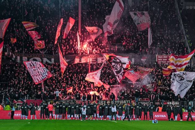 Germany Soccer Bundesliga 2025 26, 12 Matchday FC St Pauli vs Union Berlin Millerntor Stadion Hamburg Team Union Berlin celebrates with fans, guest fans, pyrotechnics Copyright: xStefanxTrochax