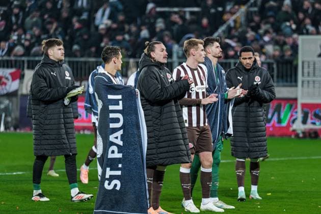 Germany Soccer Bundesliga 2025 26, 12 Matchday FC St Pauli vs Union Berlin Millerntor Stadion Hamburg Jackson Irvine FC St Pauli, 7 , Eric Smith FC St Pauli, 8 , Nikola Vasilj FC St Pauli, 22 , Martijn Kaars FC St Pauli, 19 , Ben Voll FC St Pauli, 1 , Andrà as Hountondji Andreas Hountondji FC St Pauli, 27 Copyright: xStefanxTrochax