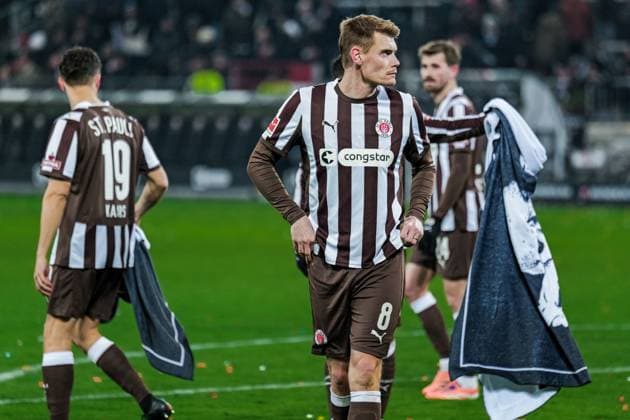 Germany Soccer Bundesliga 2025 26, 12 Matchday FC St Pauli vs Union Berlin Millerntor Stadion Hamburg Eric Smith FC St Pauli, 8 , Connor Metcalfe FC St Pauli, 24 , Martijn Kaars FC St Pauli, 19 Copyright: xStefanxTrochax