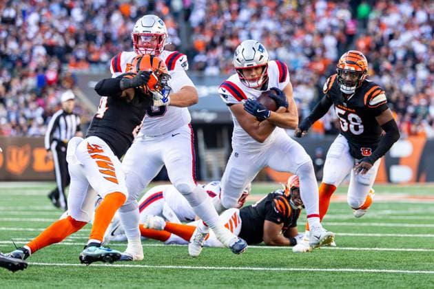 November 23, 2025: New England Patriots tight end Hunter Henry (85) runs with the ball during NFL, American Football Herren, USA game action against the Cincinnati Bengals at Paycor Stadium in Cincinnati, Ohio. CSM Cincinnati United States of America - ZUMAc04_ 20251123_zma_c04_205 Copyright: xJohnxMersitsx