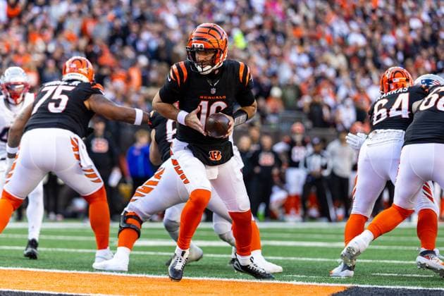 November 23, 2025: Cincinnati Bengals quarterback Joe Flacco (16) pivots with the ball during NFL, American Football Herren, USA game action against the New England Patriots at Paycor Stadium in Cincinnati, Ohio. CSM Cincinnati United States of America - ZUMAc04_ 20251123_zma_c04_216 Copyright: xJohnxMersitsx