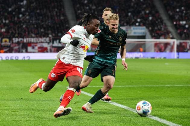Yan Diomande RB Leipzig,49 vs Marco Gruell Grüll Werder Bremen,17 1 Soccer Bundesliga Season 2025 2026 Point Match RB Leipzig vs Werder Bremen at the Red Bull Arena in Leipzig Action,Soccer,Germany,Man,Men,23 11 2025