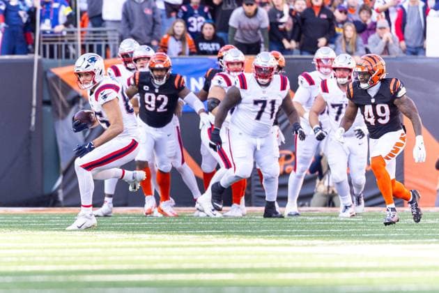 November 23, 2025: New England Patriots tight end Hunter Henry (85) runs with the ball after the catch during NFL, American Football Herren, USA game action against the Cincinnati Bengals at Paycor Stadium in Cincinnati, Ohio. CSM Cincinnati United States of America - ZUMAc04_ 20251123_zma_c04_210 Copyright: xJohnxMersitsx