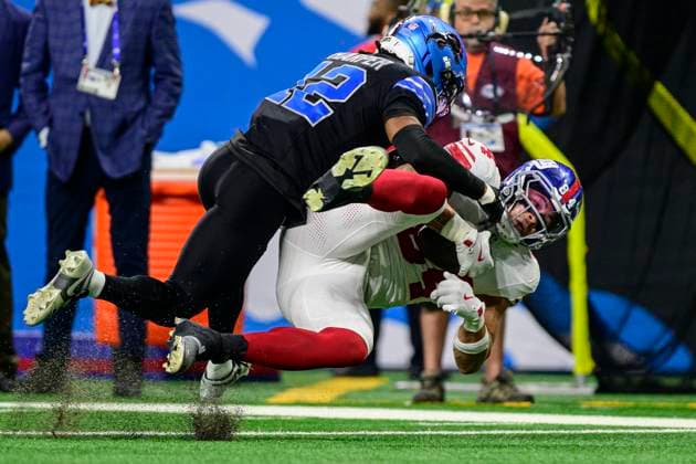 DETROIT, MI - NOVEMBER 23: Detroit Lions Safety Thomas Harper (12) tackles New York Giants Tight End Theo Johnson (84) after gaining a first down during the game between New York Giants and Detroit Lions on November 23, 2025 at Ford Field in Detroit, MI ( CSM) Detroit United States - ZUMAc04_ 20251123_zma_c04_245 Copyright: xAllanxDranbergx
