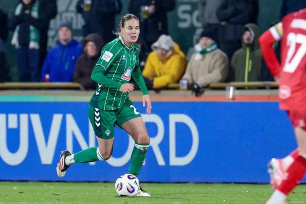 Hanna Nemeth SV Werder Bremen, 23 on the ball, single image, full body, action, action, match scene, THE DFB GUIDELINES PROHIBIT ANY USE OF PHOTOGRAPHS AS IMAGE SEQUENCES AND OR QUASI VIDEO DFB REGULATIONS PROHIBIT ANY USE OF PHOTOGRAPHS AS IMAGE SEQUENCES AND OR QUASI VIDEO , 23 11 2025, Bremen Germany , Soccer, Google Pixel Womens Bundesliga, SV Werder Bremen 1 FC Köln xobx