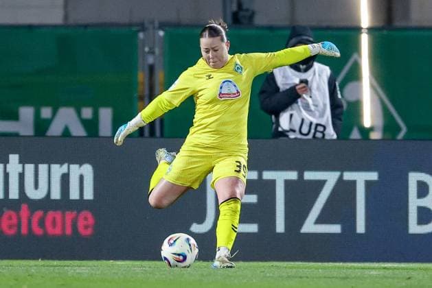 Mariella El Sherif goalkeeper, goalkeeper, SV Werder Bremen, 39 on the ball, cropped image, single image, full body, action, action, game scene, THE DFB REGULATIONS PROHIBIT ANY USE OF PHOTOGRAPHS AS IMAGE SEQUENCES AND OR QUASI VIDEO , 23 11 2025, Bremen Germany , Football, Google Pixel Womens Bundesliga, SV Werder Bremen 1 FC Köln xobx
