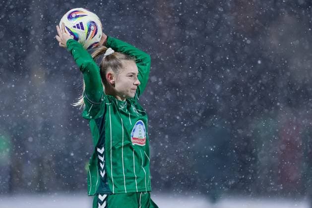 Michelle Weiß SV Werder Bremen, 15 at throw-in, Action, Action, Game scene, THE DFB GUIDELINES PROHIBIT ANY USE OF PHOTOGRAPHS AS IMAGE SEQUENCES AND OR QUASI VIDEO DFB REGULATIONS PROHIBIT ANY USE OF PHOTOGRAPHS AS IMAGE SEQUENCES AND OR QUASI VIDEO , 23 11 2025, Bremen Germany , Soccer, Google Pixel Women Bundesliga, SV Werder Bremen 1 FC Köln xobx