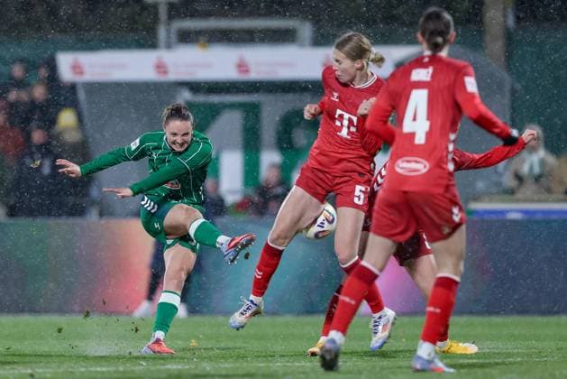 Verena Wieder SV Werder Bremen, 31 shooting at goal, on the ball, action, action scene, Celina Degen 1 FC Köln, 5 blocks the ball, THE DFB REGULATIONS PROHIBIT ANY USE OF PHOTOGRAPHS AS IMAGE SEQUENCES AND OR QUASI VIDEO , 23 11 2025, Bremen Germany , Football, Google Pixel Womens Bundesliga, SV Werder Bremen 1 FC Köln xobx