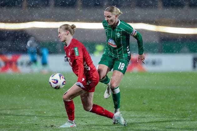 from left Anna Lena Stolze 1 FC Köln, 7 and Lina Hausicke SV Werder Bremen, 18 in a duel, dynamic, action, action, game scene, THE DFB GUIDELINES PROHIBIT ANY USE OF PHOTOGRAPHS AS IMAGE SEQUENCES AND OR QUASI VIDEO DFB REGULATIONS PROHIBIT ANY USE OF PHOTOGRAPHS AS IMAGE SEQUENCES AND OR QUASI VIDEO , 23 11 2025, Bremen Germany , Football, Google Pixel Women Bundesliga, SV Werder Bremen 1 FC Köln xobx